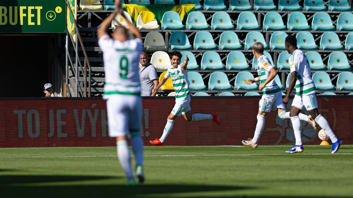 Hráči Skalice sa radujú z gólu v zápase 3. kola futbalovej Niké ligy medzi MŠK Žilina - MFK Skalica.