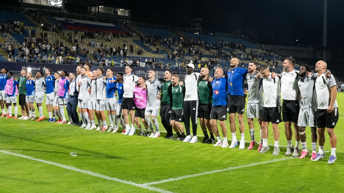 Na snímke hráči ŠK Slovan Bratislava a realizačný tím sa tešia z víťazstva po odvetnom stretnutí play off Ligy majstrov vo futbale NK Celje - ŠK Slovan.