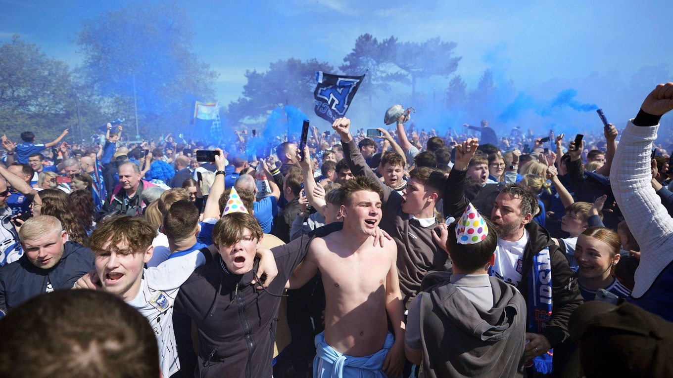 Fanúšikovia Ipswich Town oslavujú postup do Premier Leaugue