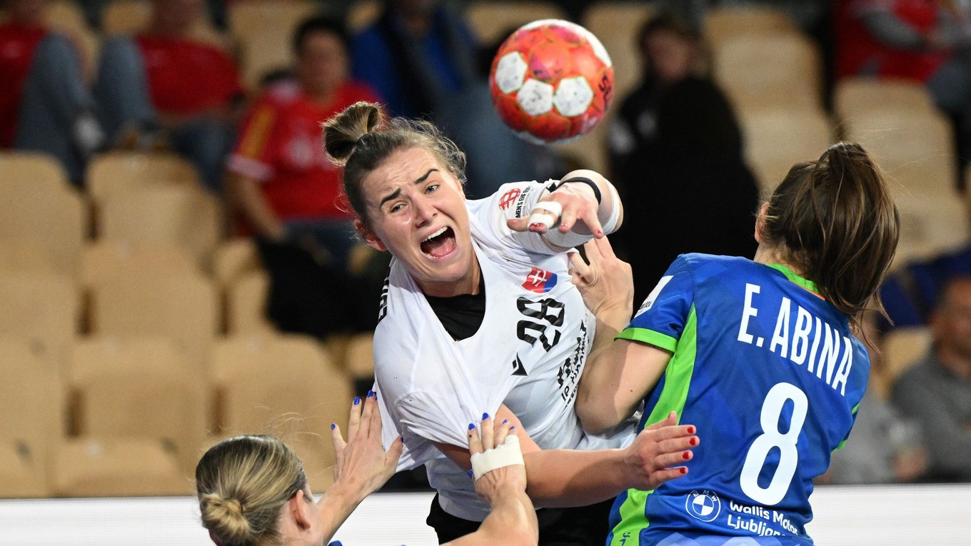 Barbora Lanczová (v strede) počas zápasu základnej Slovinsko - Slovensko.