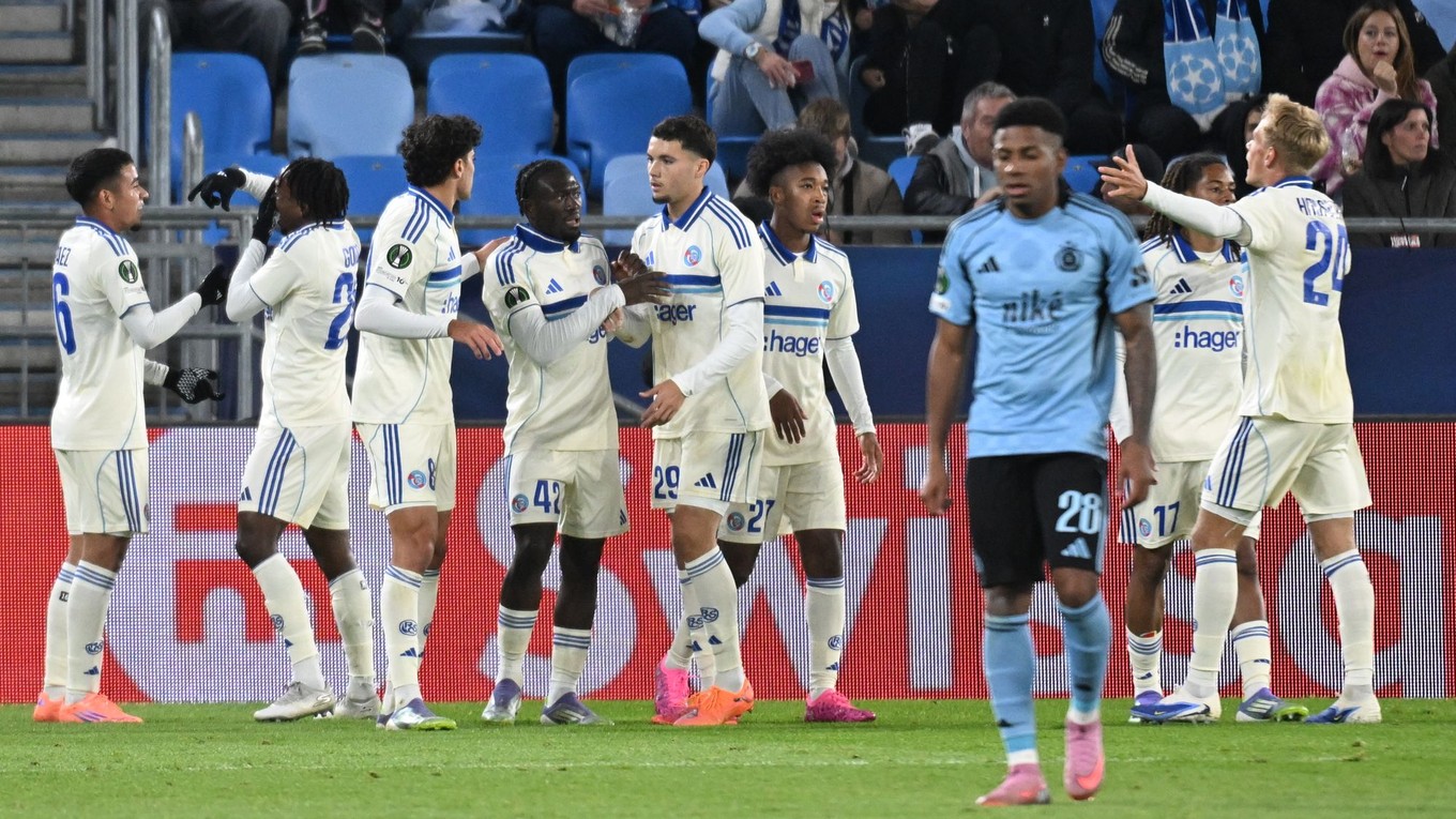 Futbalisti Štrasburgu sa tešia z gólu v zápase Konferenčnej ligy proti Slovanu Bratislava.