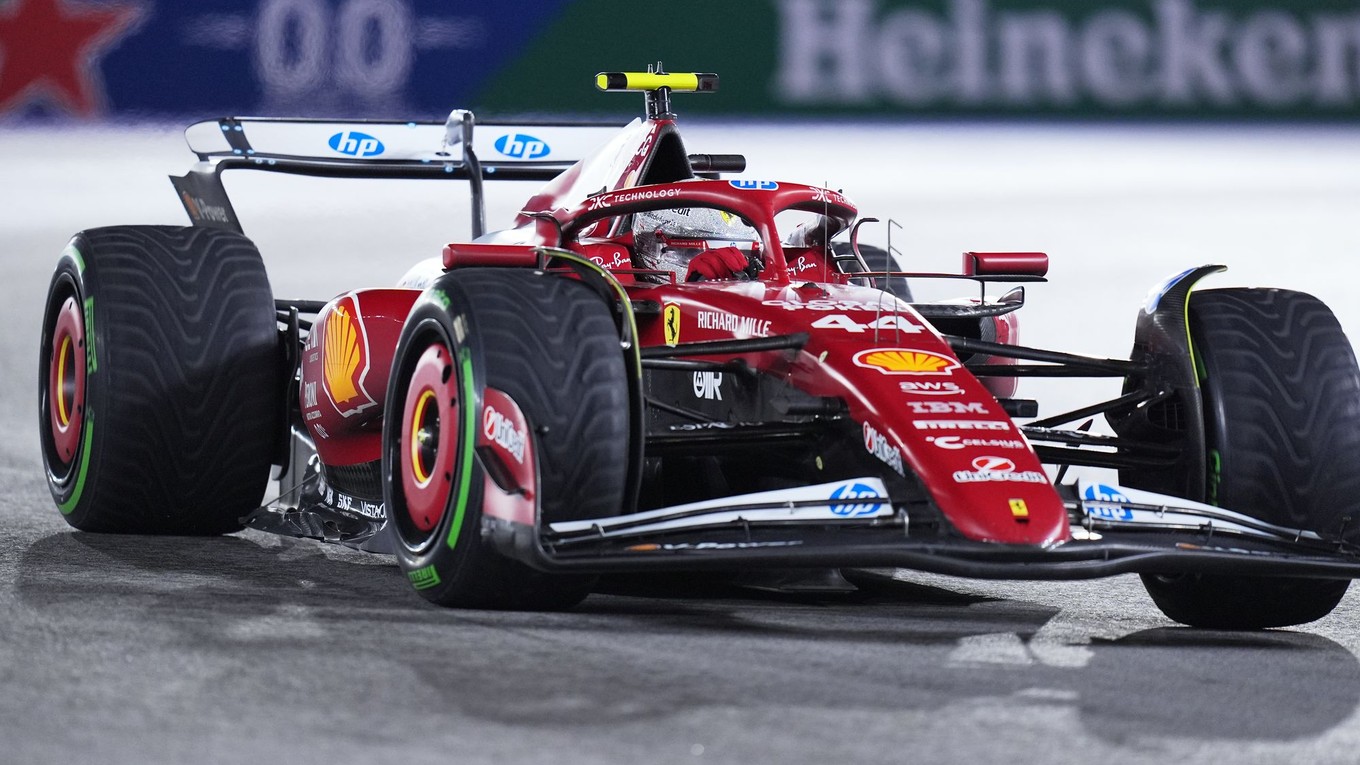 Jazdec Ferrari Lewis Hamilton.