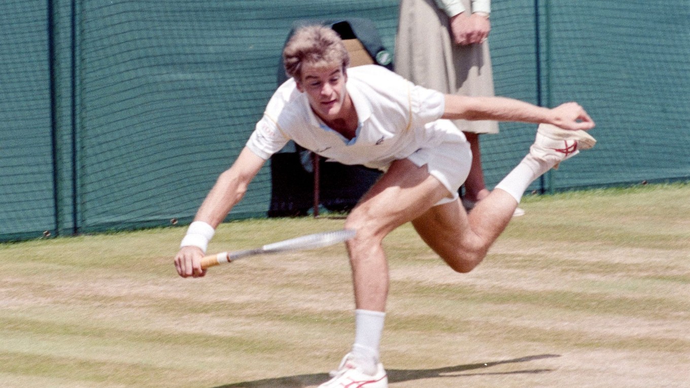 Švéd Anders Järryd v akcii počas semifinálového zápasu mužskej dvojhry proti Borisovi Beckerovi na tenisovom turnaji vo Wimbledone v Londýne.