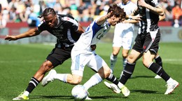 futbalista Coma Maximo Perrone (vpravo) a hráč z Udinese Kingsley Ehizibue v súboji o loptu