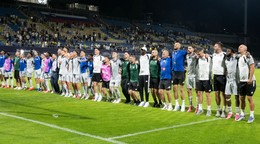 Na snímke hráči ŠK Slovan Bratislava a realizačný tím sa tešia z víťazstva po odvetnom stretnutí play off Ligy majstrov vo futbale NK Celje - ŠK Slovan.