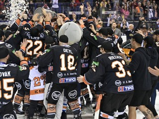 Hokejisti HC Košice sa tešia z víťazstva a zisku majstrovského titulu Tipos extraligy.