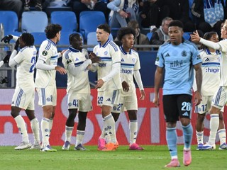 Futbalisti Štrasburgu sa tešia z gólu v zápase Konferenčnej ligy proti Slovanu Bratislava. 