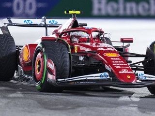 Jazdec Ferrari Lewis Hamilton.