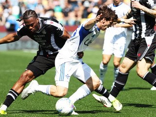 futbalista Coma Maximo Perrone (vpravo) a hráč z Udinese Kingsley Ehizibue v súboji o loptu 