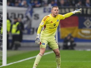 Na archívnej snímke z 3. decembra 2025 brankár Daniel Peretz (Hamburger SV) reaguje počas osemfinálového zápasu Nemeckého pohára.