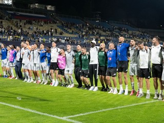 Na snímke hráči ŠK Slovan Bratislava a realizačný tím sa tešia z víťazstva po odvetnom stretnutí play off Ligy majstrov vo futbale NK Celje - ŠK Slovan.