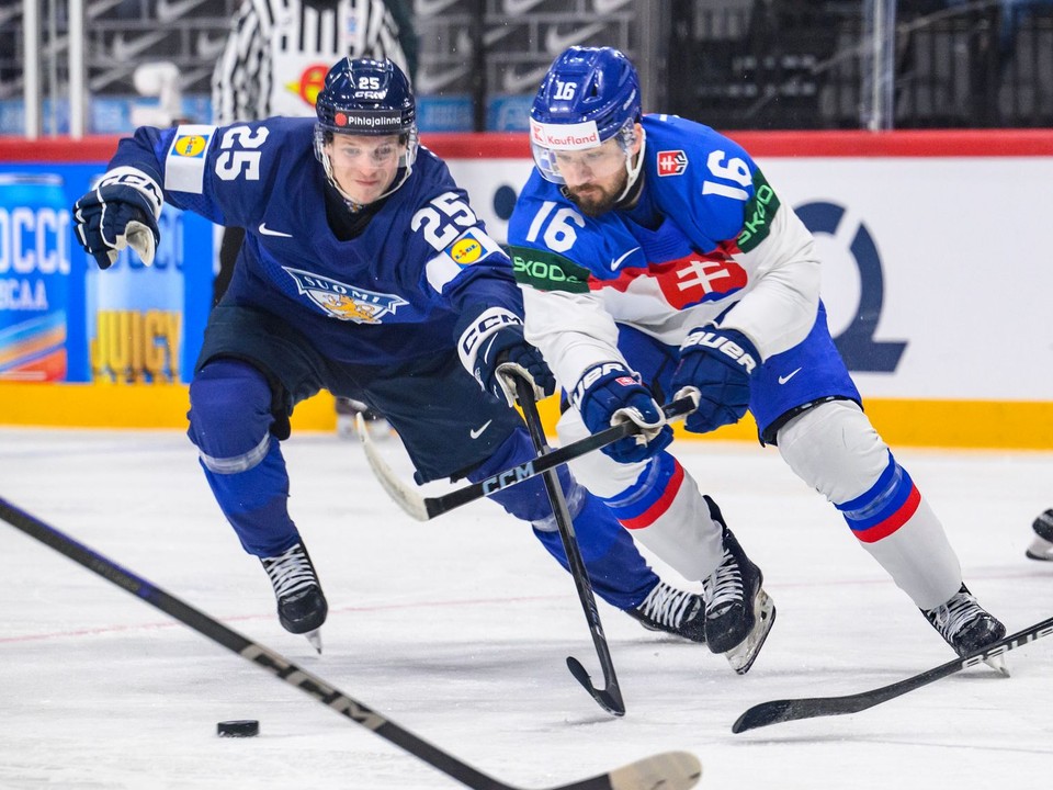 Robert Lantoši a Joona Ikonen počas zápasu Slovensko - Fínsko na MS v hokeji 2025. 