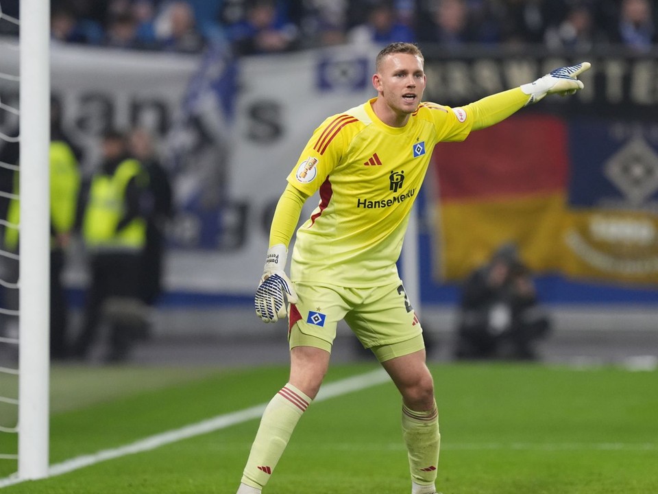 Na archívnej snímke z 3. decembra 2025 brankár Daniel Peretz (Hamburger SV) reaguje počas osemfinálového zápasu Nemeckého pohára.