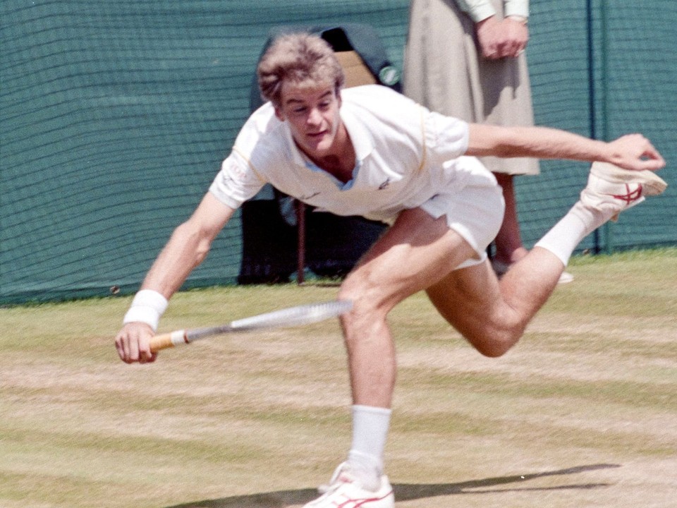 Švéd Anders Järryd v akcii počas semifinálového zápasu mužskej dvojhry proti Borisovi Beckerovi na tenisovom turnaji vo Wimbledone v Londýne.