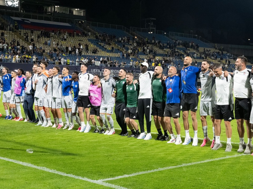 Na snímke hráči ŠK Slovan Bratislava a realizačný tím sa tešia z víťazstva po odvetnom stretnutí play off Ligy majstrov vo futbale NK Celje - ŠK Slovan.