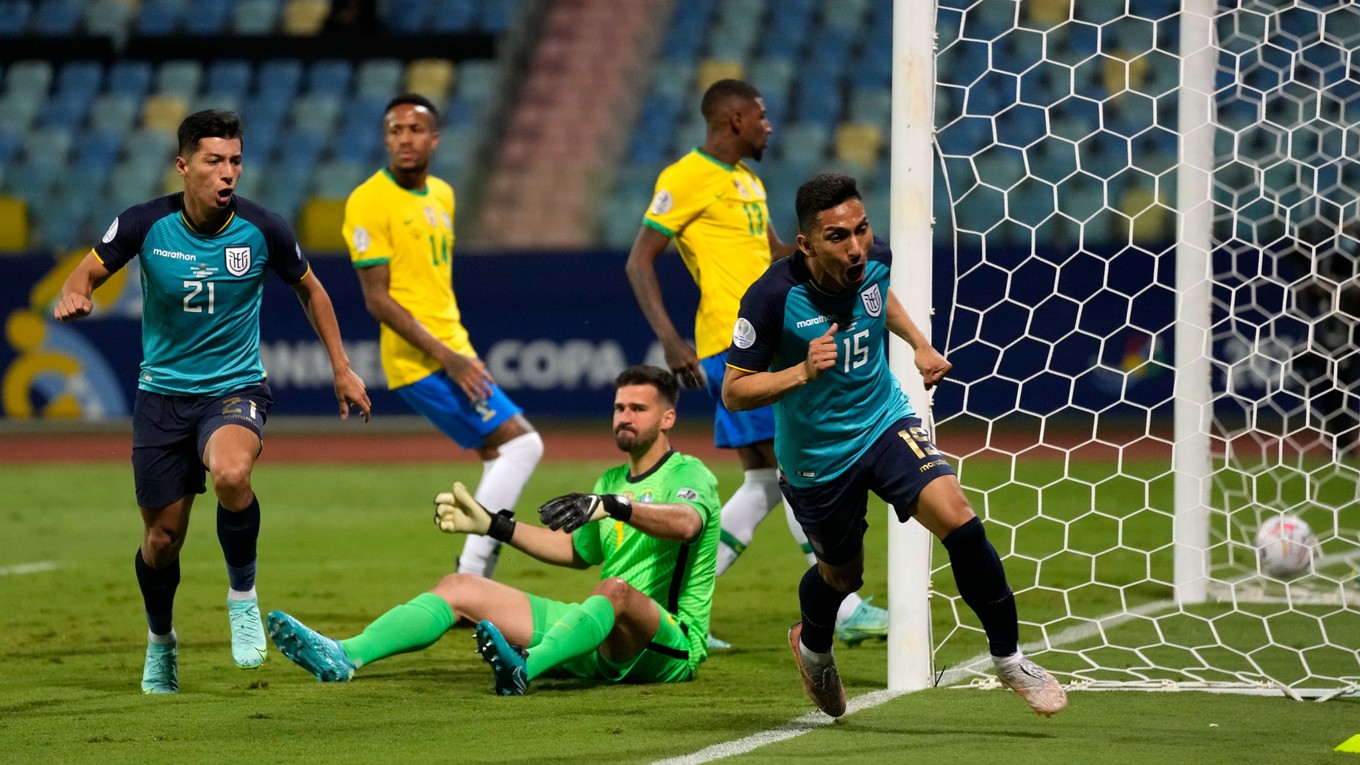 Ekvádorčan Angel Mena (číslo 15) sa teší z gólu do siete Brazílie na Copa América 2021. 