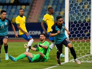 Ekvádorčan Angel Mena (číslo 15) sa teší z gólu do siete Brazílie na Copa América 2021. 