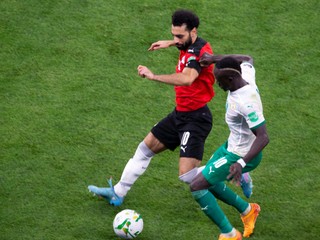Mohamed Salah a Sadio Mané v zápase Senegal - Egypt.