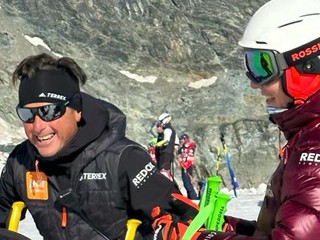 Tréner Mauro Pini (vľavo) a Petra Vlhová počas prírpavy v Argentíne. 