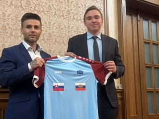 Milan Lenčéš (vľavo) držiaci dres FC Nitra so slovenskou a ruskou vlajkou.