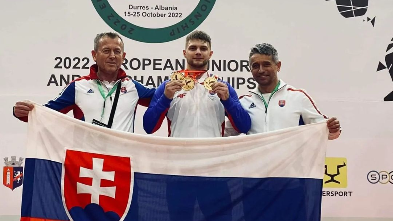 Sebastian Cabala pózuje so zlatými medailami.