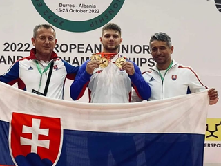 Sebastian Cabala pózuje so zlatými medailami.