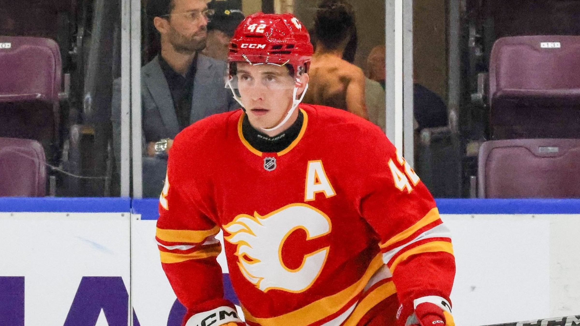 Samuel Honzek v drese Calgary Flames.