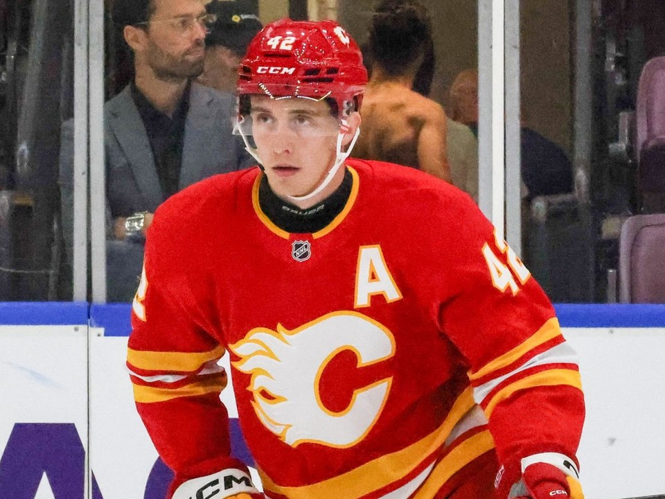 Samuel Honzek v drese Calgary Flames.