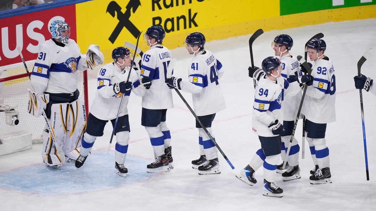 Hokejisti Fínska oslavujú postup do finále MS v hokeji 2026. 
