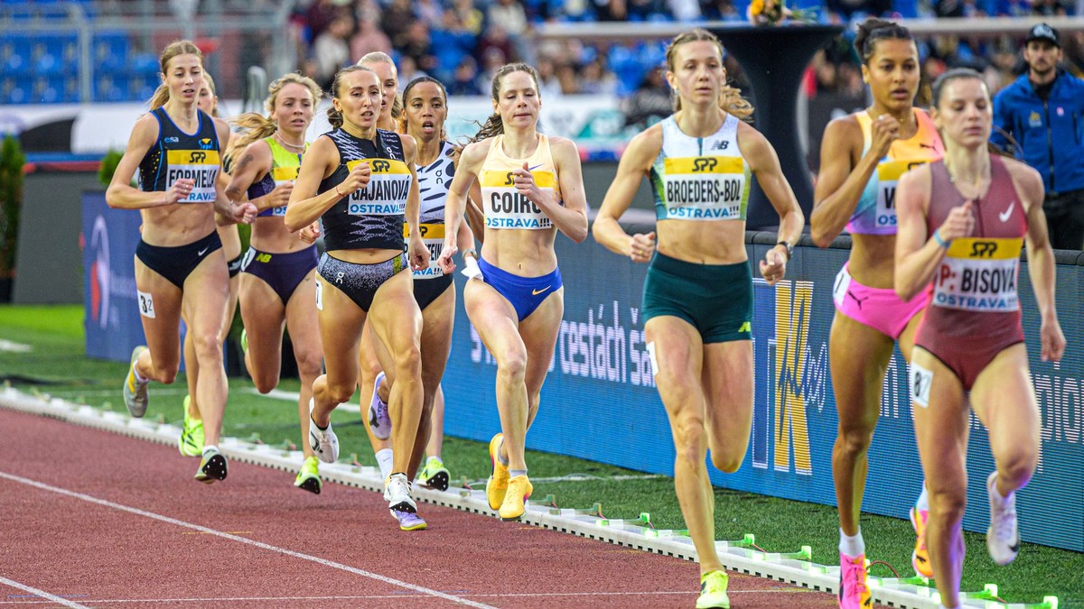 Na snímke bežkyne na 800 metrov súťažia, štvrtá zľava v čiernom Slovenka Gabriela Gajanová počas hlavného programu atletického mítingu Zlatá tretra v Ostrave.