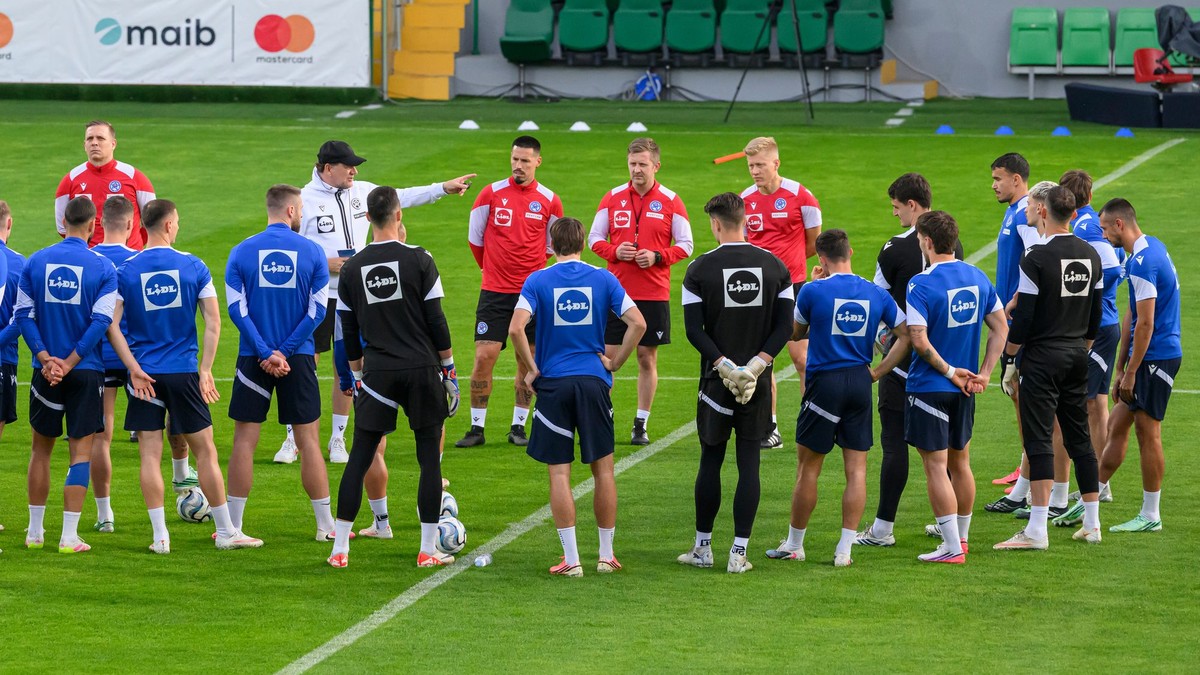 Tréner Vladimír Weiss (v bielom) s hráčmi Slovenska počas tréningu