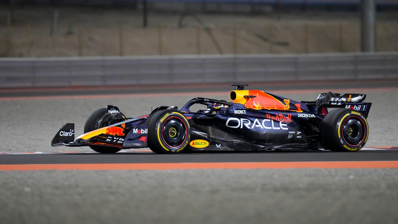 Max Verstappen počas pretekov nedeľňajšej Veľkej ceny Kataru formuly 1.