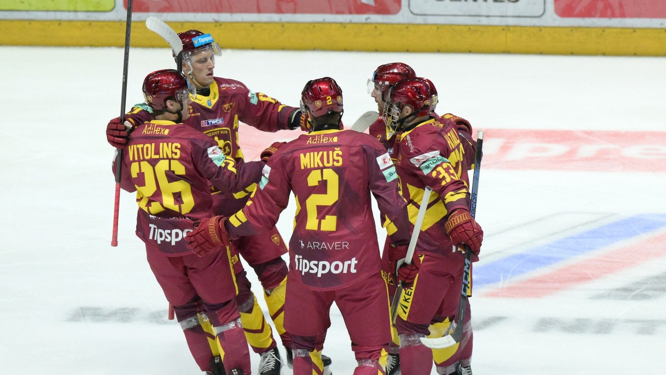 Radosť hráčov Trenčína po strelenom góle.