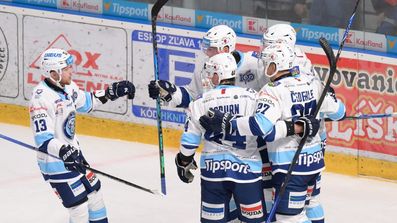 Radosť hráčov Nitry po góle v zápase 4. kola Tipsport ligy medzi HK Nitra - HK 32 Liptovský Mikuláš.