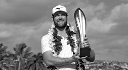 Americký golfista Grayson Murray s trofejou pre víťaza Sony Open 2024.
