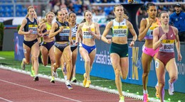Na snímke bežkyne na 800 metrov súťažia, štvrtá zľava v čiernom Slovenka Gabriela Gajanová počas hlavného programu atletického mítingu Zlatá tretra v Ostrave.