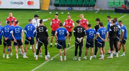 Tréner Vladimír Weiss (v bielom) s hráčmi Slovenska počas tréningu