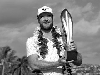 Americký golfista Grayson Murray s trofejou pre víťaza Sony Open 2024.