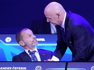 Prezident FIFA Gianni Infantino a šéf UEFA Aleksander Čeferin počas kongresu.