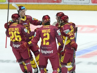 Radosť hráčov Trenčína po strelenom góle.