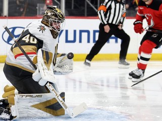 Akira Schmid v drese Vegas Golden Knights.
