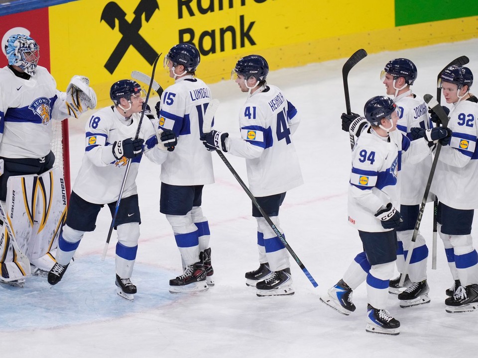 Hokejisti Fínska oslavujú postup do finále MS v hokeji 2026. 