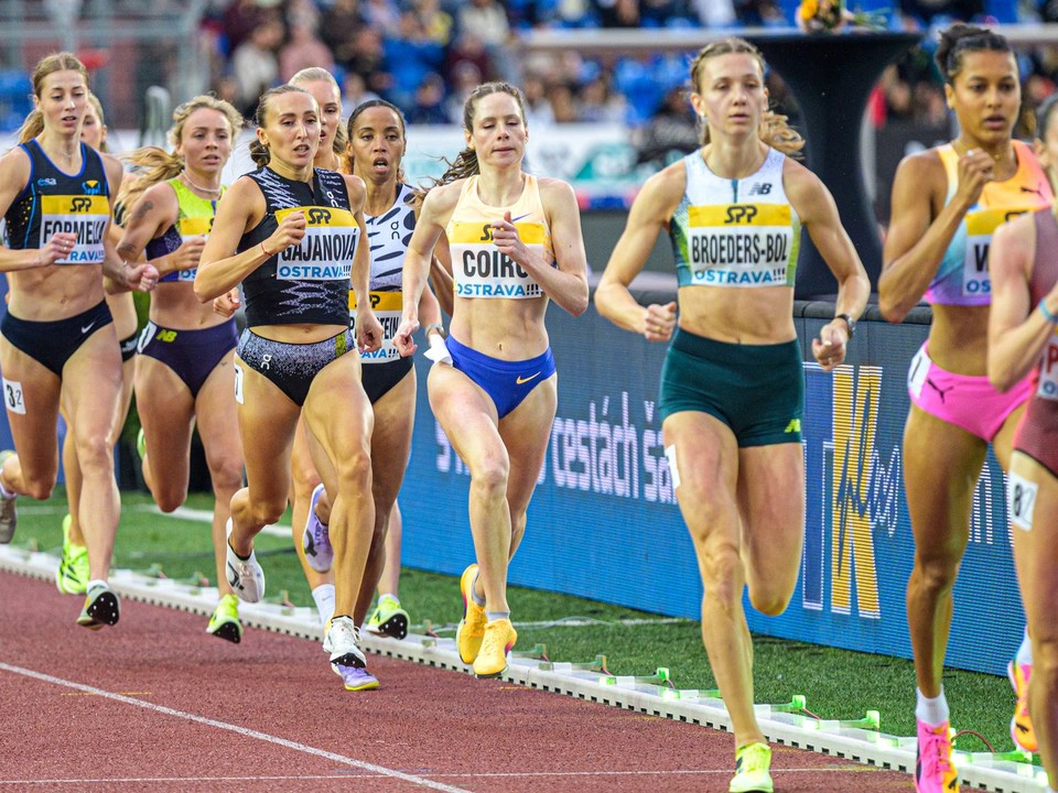 Na snímke bežkyne na 800 metrov súťažia, štvrtá zľava v čiernom Slovenka Gabriela Gajanová počas hlavného programu atletického mítingu Zlatá tretra v Ostrave.