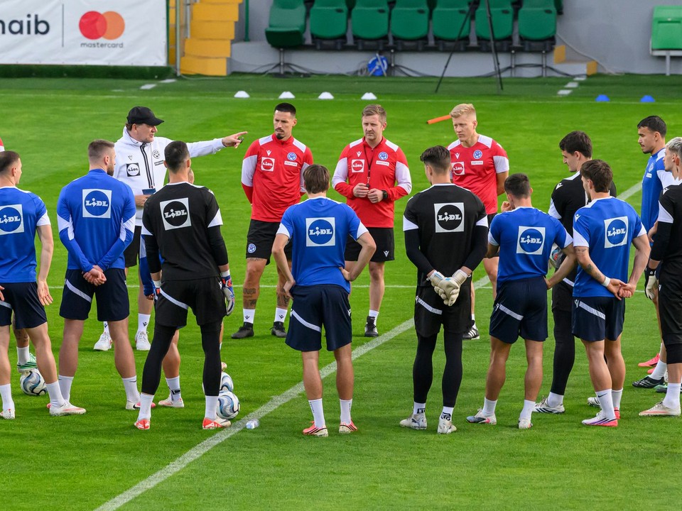 Tréner Vladimír Weiss (v bielom) s hráčmi Slovenska počas tréningu