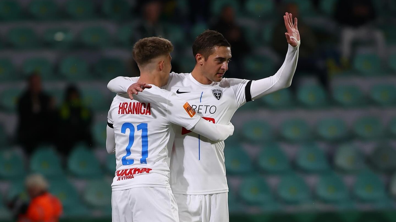 Timotej Hranica a Michal Faško sa tešia z gólu