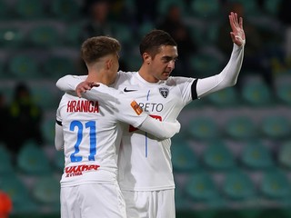 Timotej Hranica a Michal Faško sa tešia z gólu