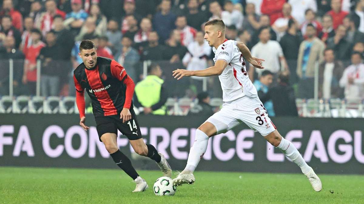 Slovenský futbalista Ľubomír Šatka (vpravo) v drese Samsunsporu 