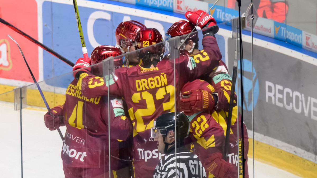 Hráči Trenčína sa tešia z gólu.