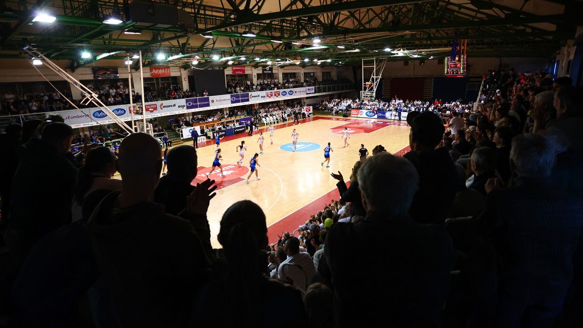 Atmosféra počas štvrtého zápasu finále play off Tipos extraligy v basketbale žien MBK Ružomberok - Piešťanské Čajky.