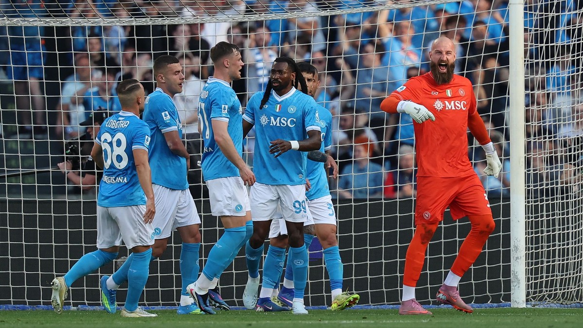 Vanja Milinkovic-Savic a hráči Neapolu. 